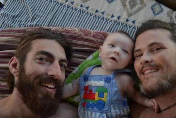 Родивший сына мужчина показал, как выглядел во время беременности Родивший сына мужчина показал, как выглядел во время беременности