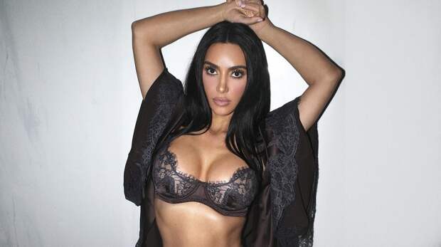 Ким Кардашьян решила посоревноваться с декольте Сидни Суини: смотрим, у кого лучше