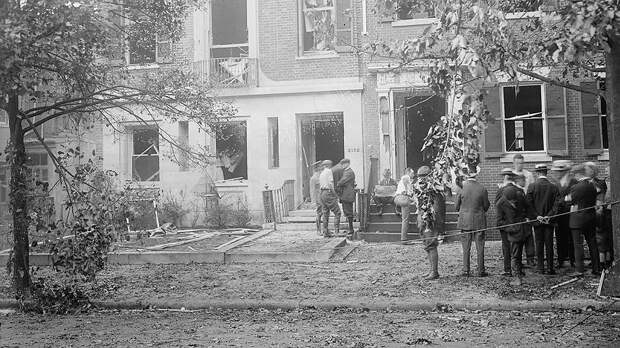 Дом Митчелла Палмера после взрыва бомбы. Вашингтон, 4 июня 1919 года 