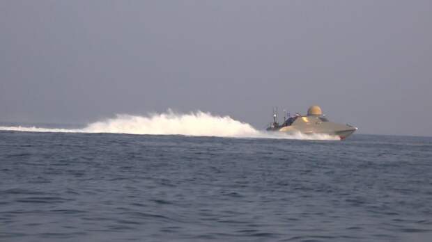 Экипаж убегающего от американских военных танкера нарисовал на борту российский флаг