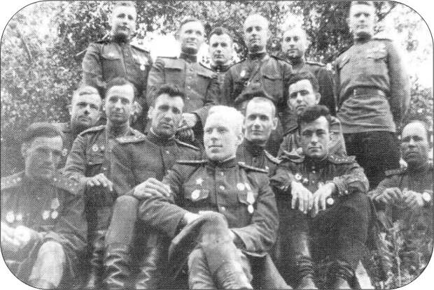 Амет-хан с боевыми друзьями. Май 1944 г. Амет-Хан Султан, СССР, вов, война, герой, история