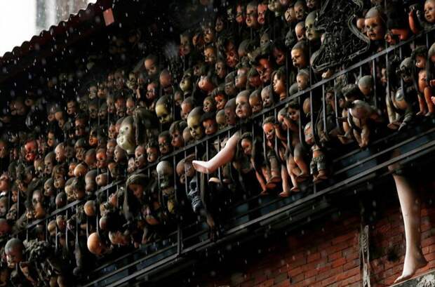 Ужаснет слабонервных и отпугнет воров коллекция Этаниса Гонсалеса, расположенная на балконе. На прохожих смотрит огромное количество старых грязных пупсов в мире, вещи, коллекционер, коллекция, люди, удивительно