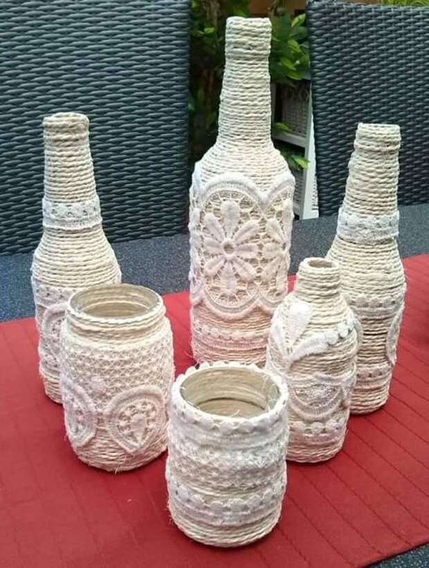 Стильные декоративные бутылки, украшенные сложными плетениями макраме.