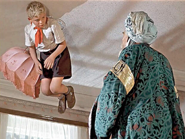 Чтобы исполнить этот трюк, мальчику часами приходилось висеть под потолком (кадр из фильма «Старик Хоттабыч»)