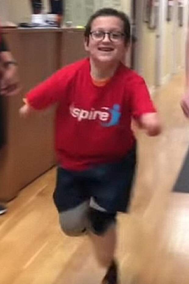 Мгновения счастья: девятилетний мальчик впервые бежит на собственных ногах Моше Сасонкин, жизнь на протезах, медицина, менингит, нью-йорк, пациент, первые шаги, трогательно