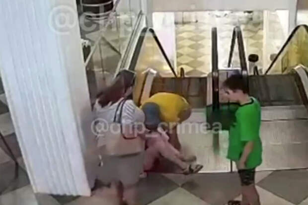 В Крыму десятилетней девочке разрезало ногу на эскалаторе в ТЦ