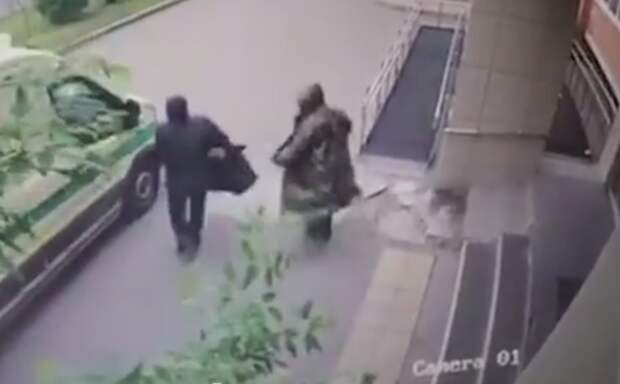 Видео нападения на чибиса. Нападение на инкассаторов в Красноярске. Грабители инкассаторов. Ограбление инкассаторской машины.