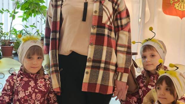 Многодетная мама из Долгопрудного нарядила своих дочек в пчелок и привела на выборы