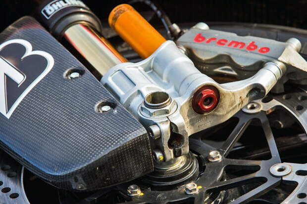 Вилка &Ouml;hlins FG353P и амортизатор &Ouml;hlins PRXB пришли из мира гонок и настраиваются в широком диапазоне, включая высоко- и низкоскоростное сжатие и отбой.