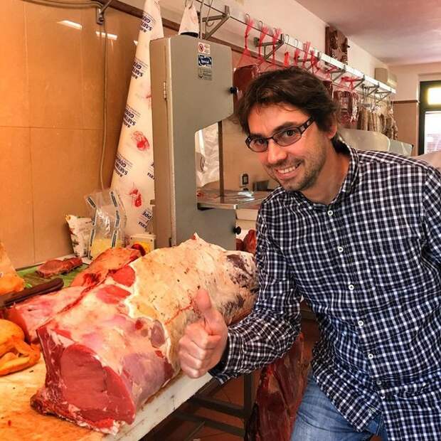 Каудио в лавке у своего мясника. Нормальным посетителям вход за прилавок, конечно, запрещен. Но только не для сеньора Zecchini.