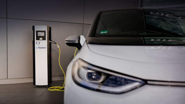 Volkswagen id 3. Толчком к развитию зарядной инфраструктуры Фольксвагена в этом году послужило «электрическое наступление» моделей ID.3 (на снимке) и ID.4. Самый большой «зарядный парк» расположен в Вольфсбурге (500 точек). «Энергия поступает только из возобновляемых источников», — уверяет VW.