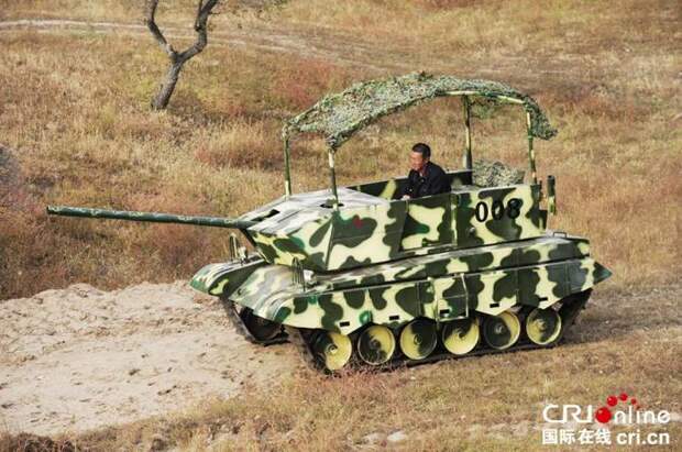 Самодельному танку никакие преграды не помеха. | Фото: odditycentral.com.