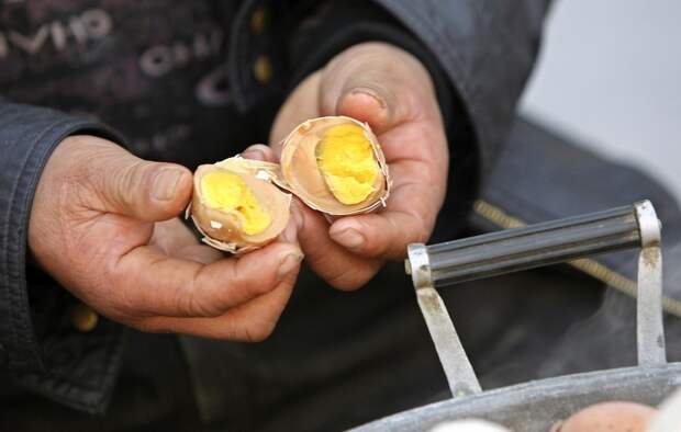 яйца, сваренные в моче Urine soaked eggs 8 Китайский деликатес яйца, сваренные в моче девственников