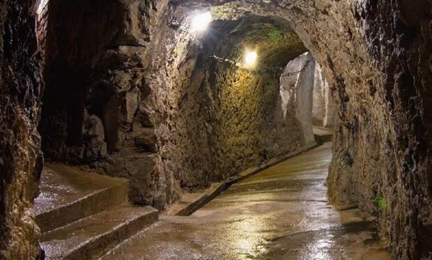 Твердокристаллические породы камня усложняли работу, но позволили сохранить вырубленные пространства в целости и сохранности до наших дней (Jihlavské podzemí, Чехия). | Фото: smapse.livejournal.com. Твердокристаллические породы камня усложняли работу, но позволили сохранить вырубленные пространства в целости и сохранности до наших дней (Jihlavské podzemí, Чехия). | Фото: smapse.livejournal.com.