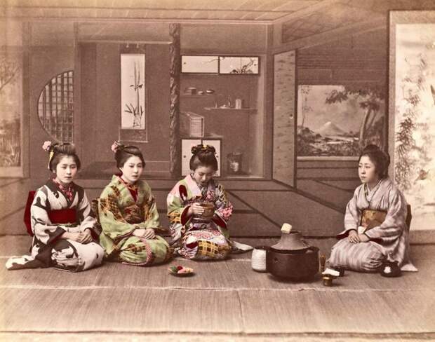 Четыре женщины за приготовлением чая.