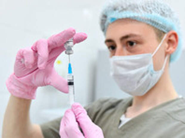 В Москве на базе 70 поликлиник началась вакцинация основных групп риска от коронавируса препаратом "Спутник V" 