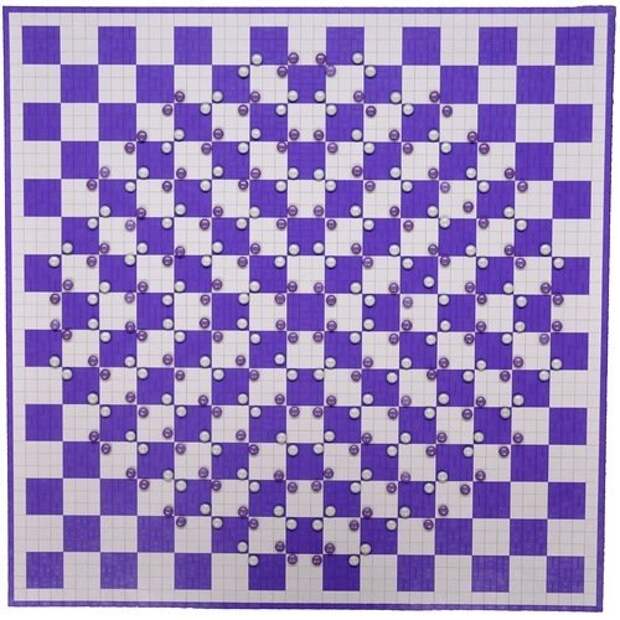 Если правильно расставить пурпурные и белые драже по шахматной доске, можно исказить иллюзорное восприятие, хотя все линии на доске абсолютно прямые. восприятие, мозг, факты