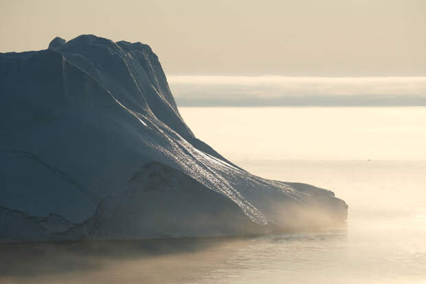 Массивный айсберг возле города Илулиссат