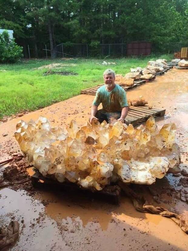 Еще один кластер кварца, добытый в Кристаллическом руднике Коулман в Джессиоле, Арканзас драгоценности, камни, огромные, полудрагоценные, самые большие, факты