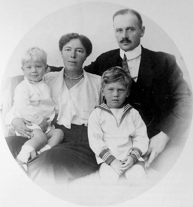 Ольга Александровна со вторым мужем Н.А.Куликовским и сыновьями Гурием и Тихоном