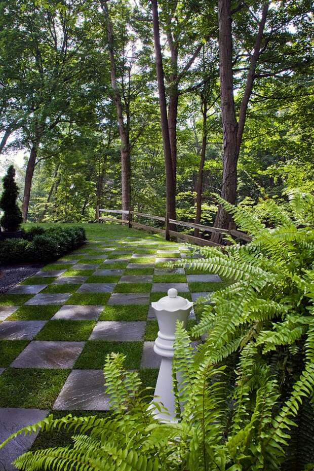 Шахматный дизайн из каменных плит и натуральной травы на участке