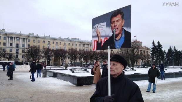 Немногочисленная акция памяти Немцова с Санкт-Петербурге