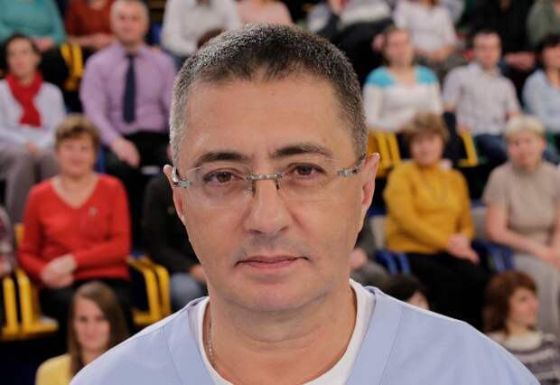 Мясников призвал отменить вслед за бахилами халаты для посетителей