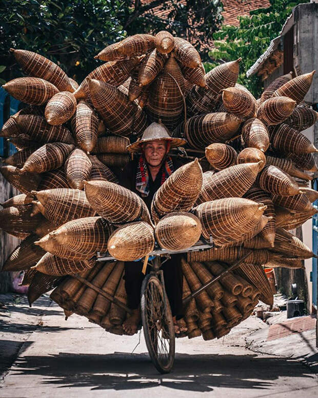 Вьетнам. Продавец ловушек для рыбы и раков.