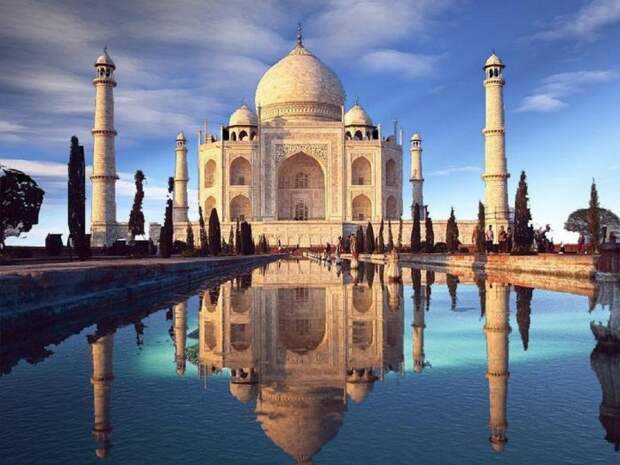 Шах-Джахан был одержим не только своей любовью к Мумтаз-Махал, но и идеальной симметрией в строительстве (мавзолей Тадж-Махал, Индия). | Фото: vladivostok.bezformata.com.
