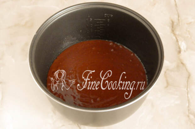 Форму для выпечки (в моем случае чашу мультиварки) смазываем небольшим количеством масла и выливаем в нее шоколадно-кокосовое тесто