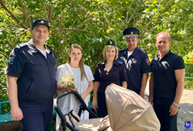 В Самарской области общественники поздравили семью следователей с Днем семьи, любви и верности