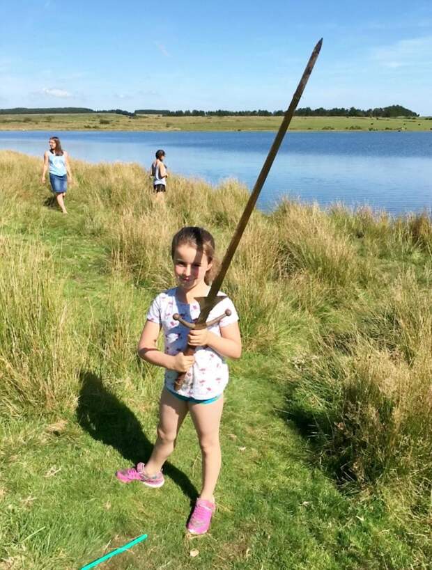 Девочка нашла меч в озере Корнуолла, где король Артур утопил Экскалибур