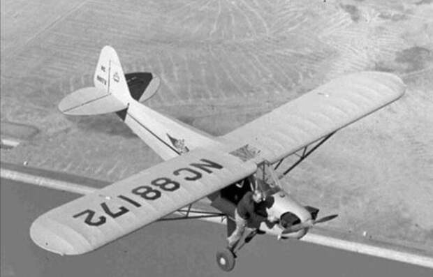 Ветеран ВМВ Мерле Ларсон вручную заводит заглохший мотор своего самолёта Piper J3, США, 1946 год
