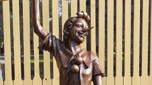 Скульптуру Буратино снесли в Киеве