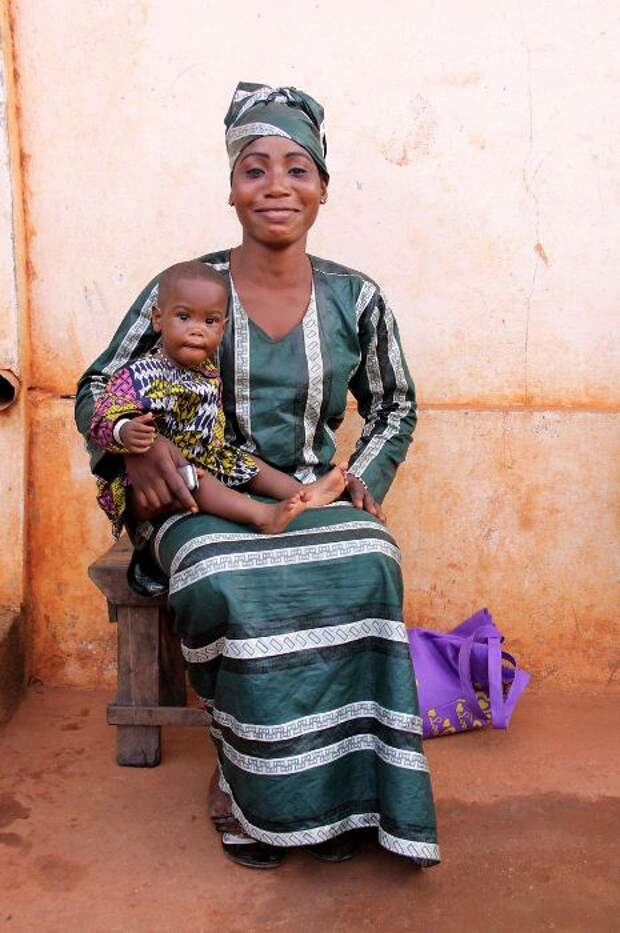 Африканская мама в традиционном наряде.