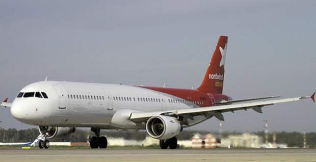 Самоходный трап врезался в самолет Nordwind в Челябинске Самоходный трап врезался в самолет Nordwind в Челябинске