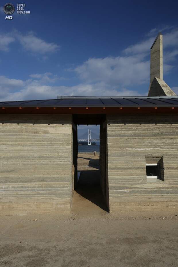 Япония. Хондзима, Кагава. Дом Zenkonyu x Tamping Earth, спроектированный Tadashi Saito + Atelier NAVE. (Toshihiro Misaki)