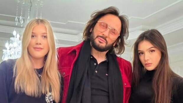 Стас Михайлов показал редкое фото с младшими дочками — непонятно, кто старше