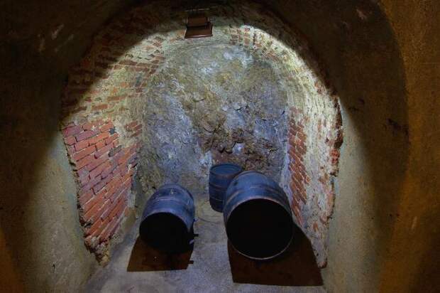 Изначально, горожан устраивал всего один уровень подземелья, уходящий на глубину 2-4 метра и выступающий в роли подвалов (Jihlavské podzemí, Чехия). | Фото: regiontourist.cz. Изначально, горожан устраивал всего один уровень подземелья, уходящий на глубину 2-4 метра и выступающий в роли подвалов (Jihlavské podzemí, Чехия). | Фото: regiontourist.cz.