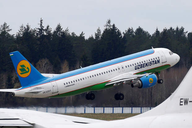 Летевший в Самарканд самолет с пассажирами экстренно сел в другом городе из-за дебошира