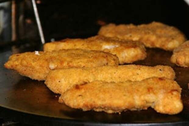 Филе куриных грудок в кляре. Филе в сыре на сковороде. Куриная грудка в сырной корочке. Куриные отбивные на сковороде с сыром. Филе в сыре на сковороде.
