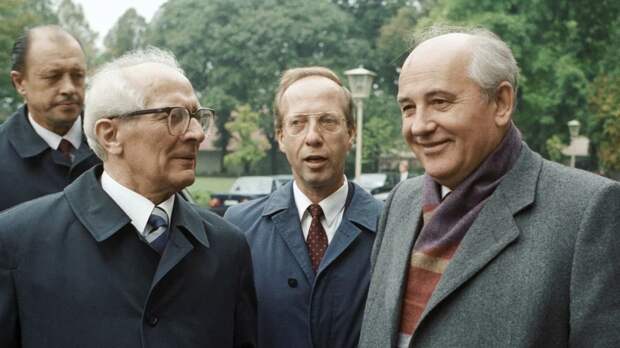 Эрих Хонеккер и М.С. Горбачёв. Фото взято из открытых источников