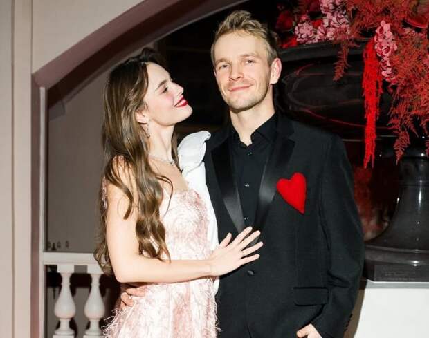 Илья Малаков и Ангелина Стречина рассказали, как встречали Новый год на обочине трассы в Рязани