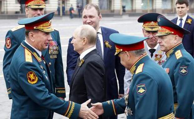 В армии узаконили «семидесятников»: Путин накинул ближнему военному окружению «пятерочку»