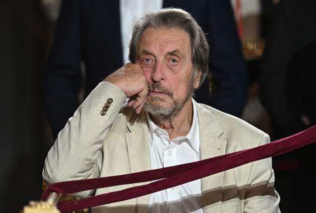 Отец Маска пришел на пасхальную службу в главный храм России