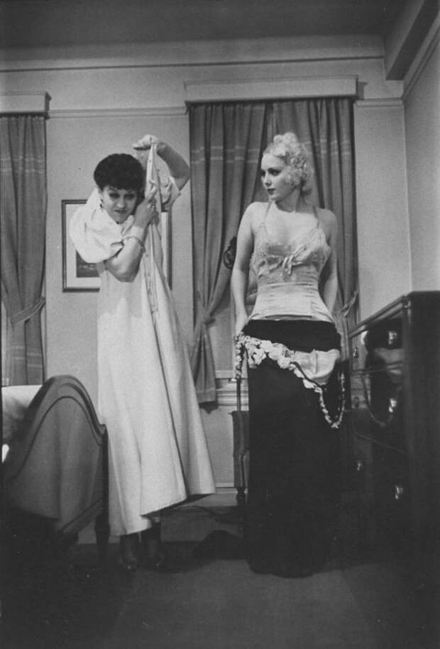 Как раздеваться в спальне: инструкция 1937 года для жен
