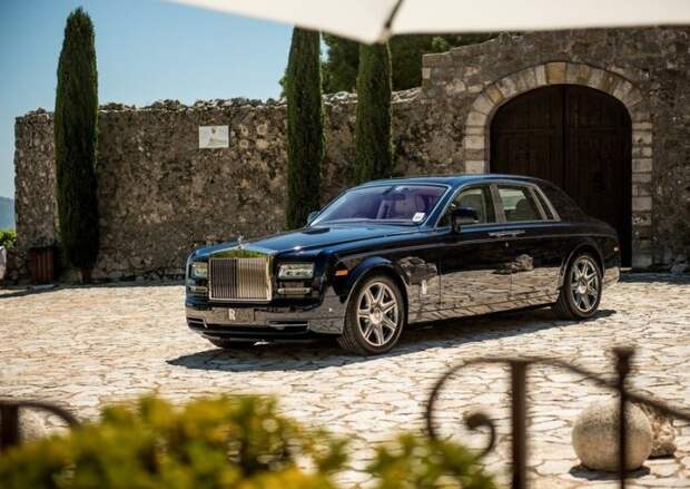 Старый-добрый Rolls-Royce Phantom все также хорош.