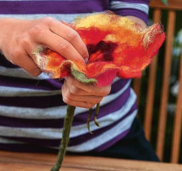 Цветок станет более выразительным, если его сердцевину пальцами утопить внутрь, а снаружи крепко прижать.