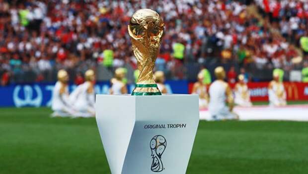 Кубок на церемонии закрытия чемпионата мира по футболу. Архивное фото