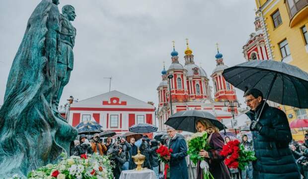 Памятник Великому князю Сергею Александровичу и его супруге открыли у станции «Третьяковская»